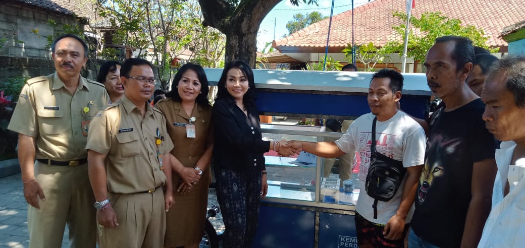 Penyerahan rombong dagang dari Ibu Wali Kota Denpasar ke Rumah Berdaya bantuan dari Disperindag Kota