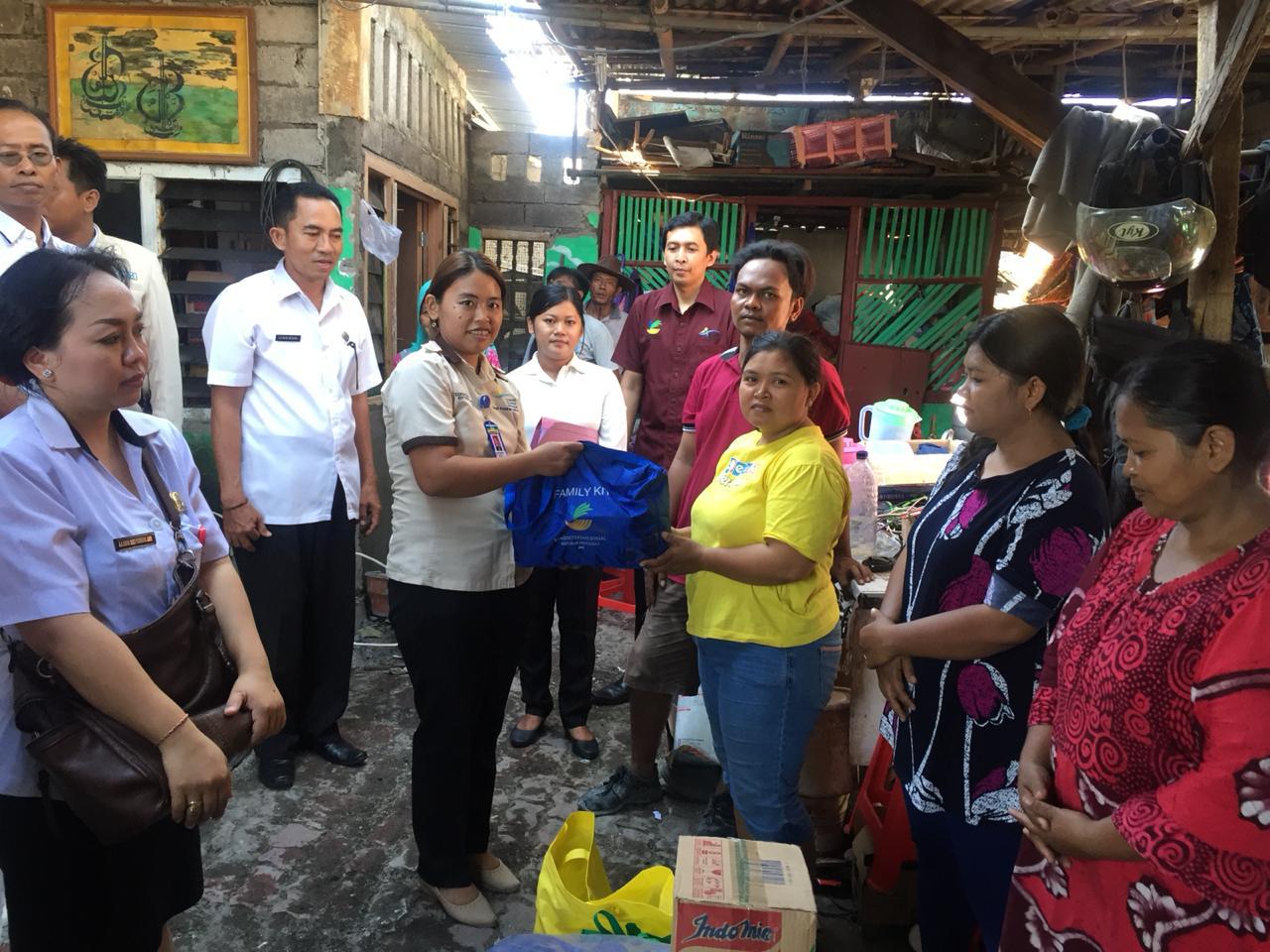 Pemberian Bantuan Korban Kebakaran 5 KK di Pemecutan Kaja