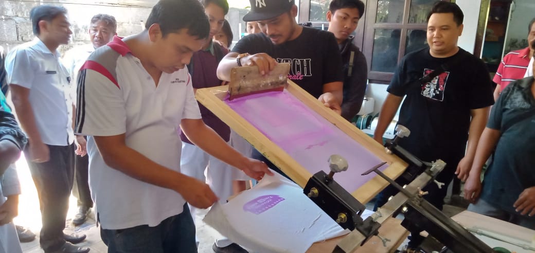 Pelatihan penyablon baju hari ke 3 di rumah berdaya Denpasar .