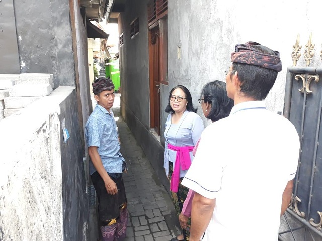Meninjau Lokasi dan Keberadaan Warga PPKS an. I Made Suweta dari Kelurahan Renon