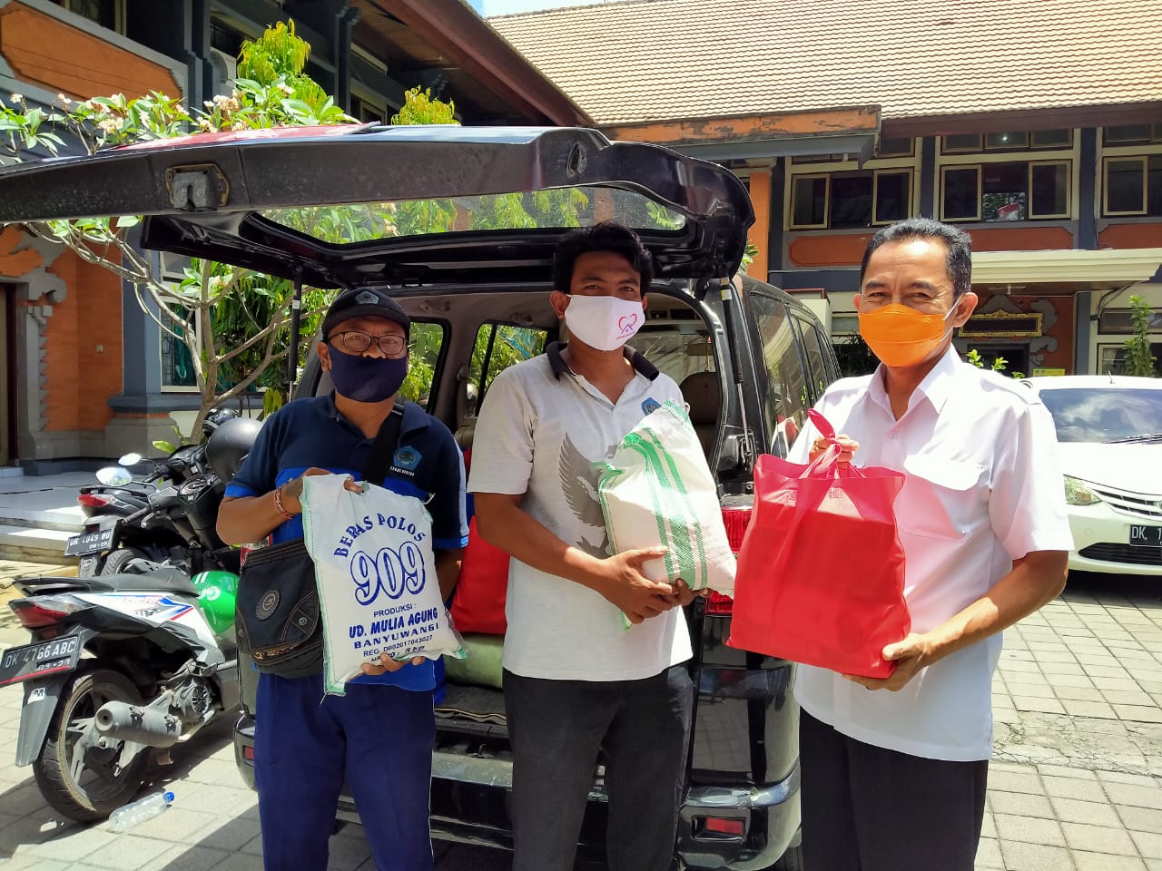 Penyerahan Bantuan Sembako 