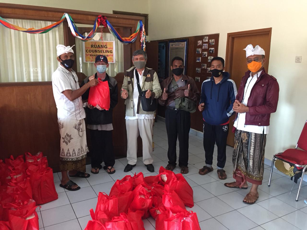 Penyerahan Sembako Beras dan Minyak kepada Jemaat Gereja