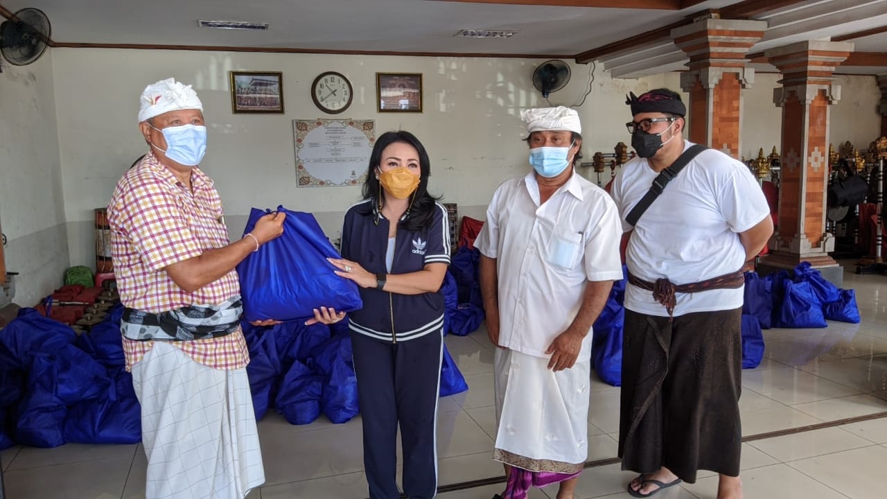 Penyerahan Bantuan Sembako dari Ketua KKKS Kota Denpasar