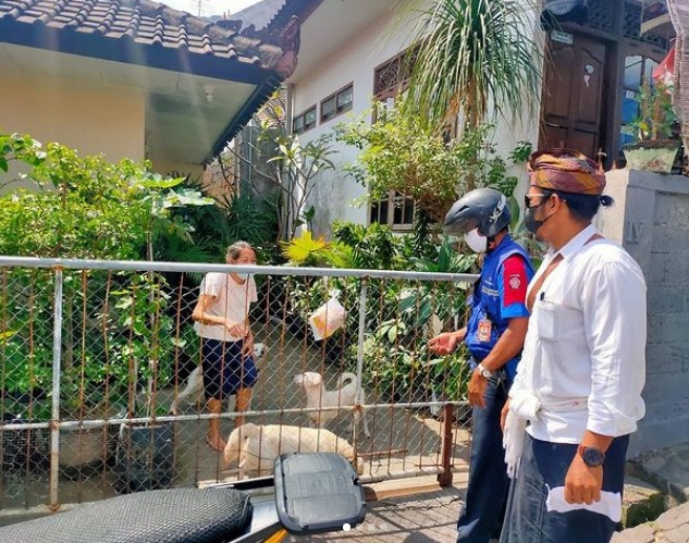 Membagikan Konsumsi bagi Warga Isoman di Padang Sambian