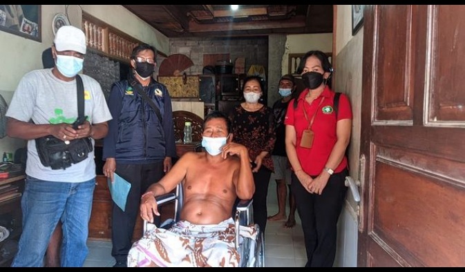 Penyerahan Bantuan Kursi Roda di Kel. Tonja 