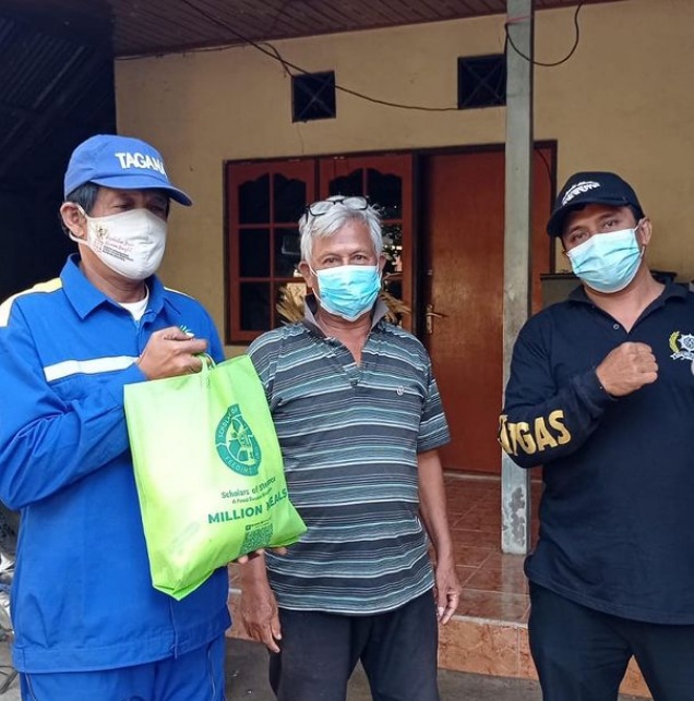 Pembagian Sembako untuk Lansia di Desa Adat Oongan Kel. Tonja