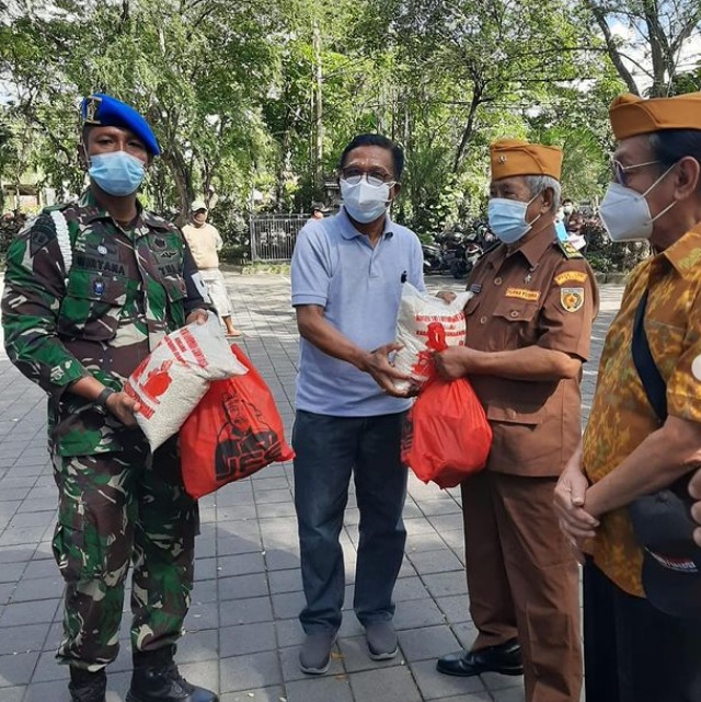 Pemberian Sembako kepada Veteran di Kota Denpasar