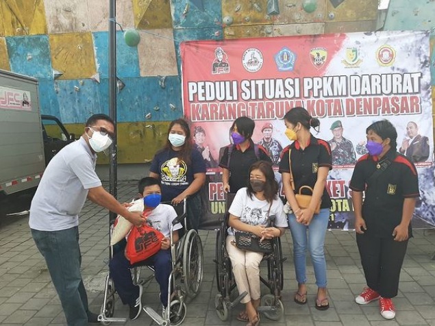 Pemberian Sembako kepada Penyandang Disabilitas