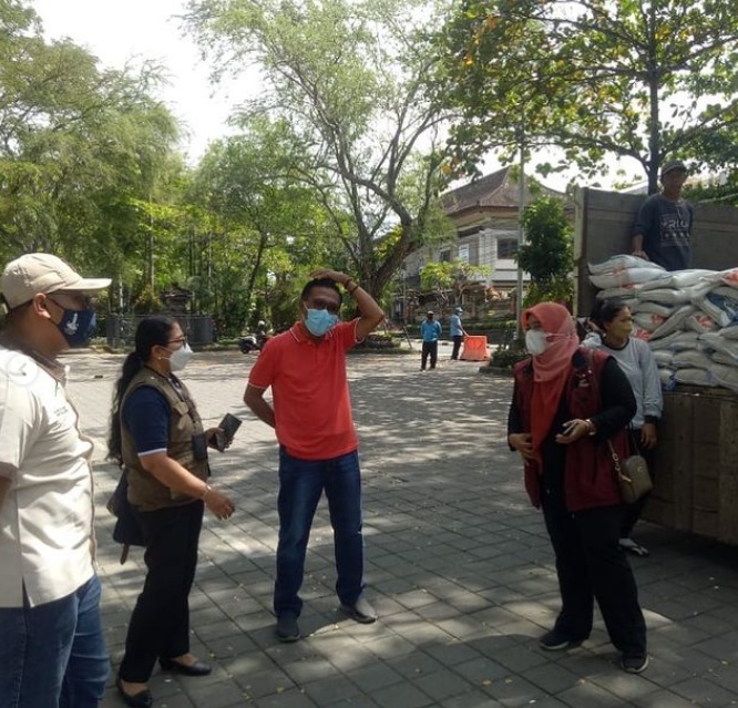 Penyaluran bantuan beras PKH.