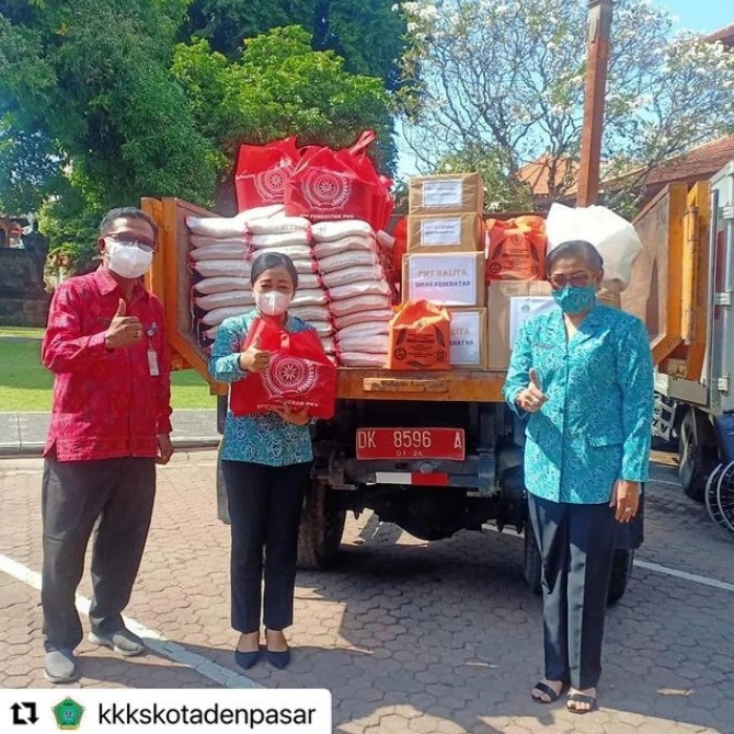 Menerima bantuan sembako dari Ketua T.P. PKK Provinsi Bali di Gedung Jaya Sabha Denpasar.