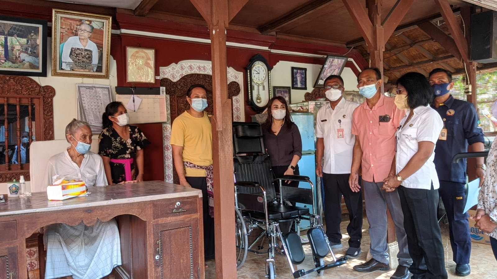 Penyerahan bantuan kursi roda dari KKKS Kota Denpasar di Banjar Ujung Dentim