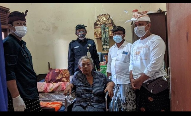 Penyerahan Bantuan Kursi Roda K3s Kota Denpasar di Desa Sidakarya