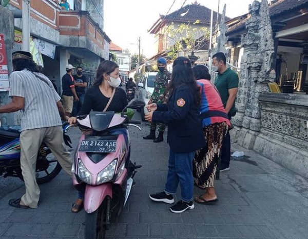 Berbagi Nasi Bungkus oleh Karang Taruna Kota Denpasar