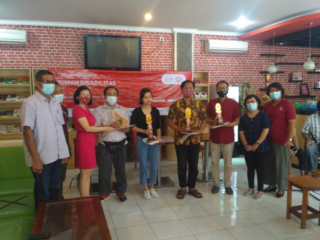 Penyerahan Piala kepada Disabilitas