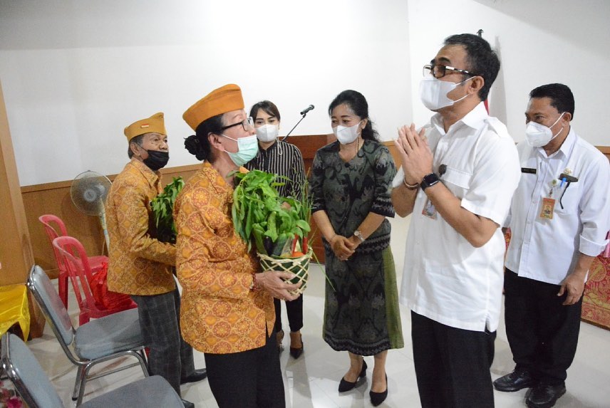 Penyerahan Sembako kepada Veteran dalam Rangka Peringatan Bulan Bung Karno III oleh K3S Kota Denpasa