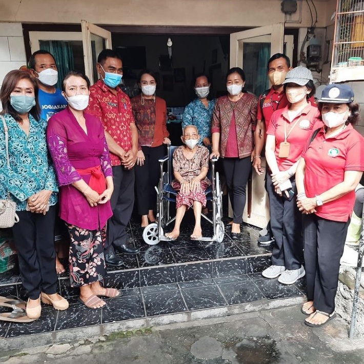 Penyerahan Alat Bantu Kursi Roda