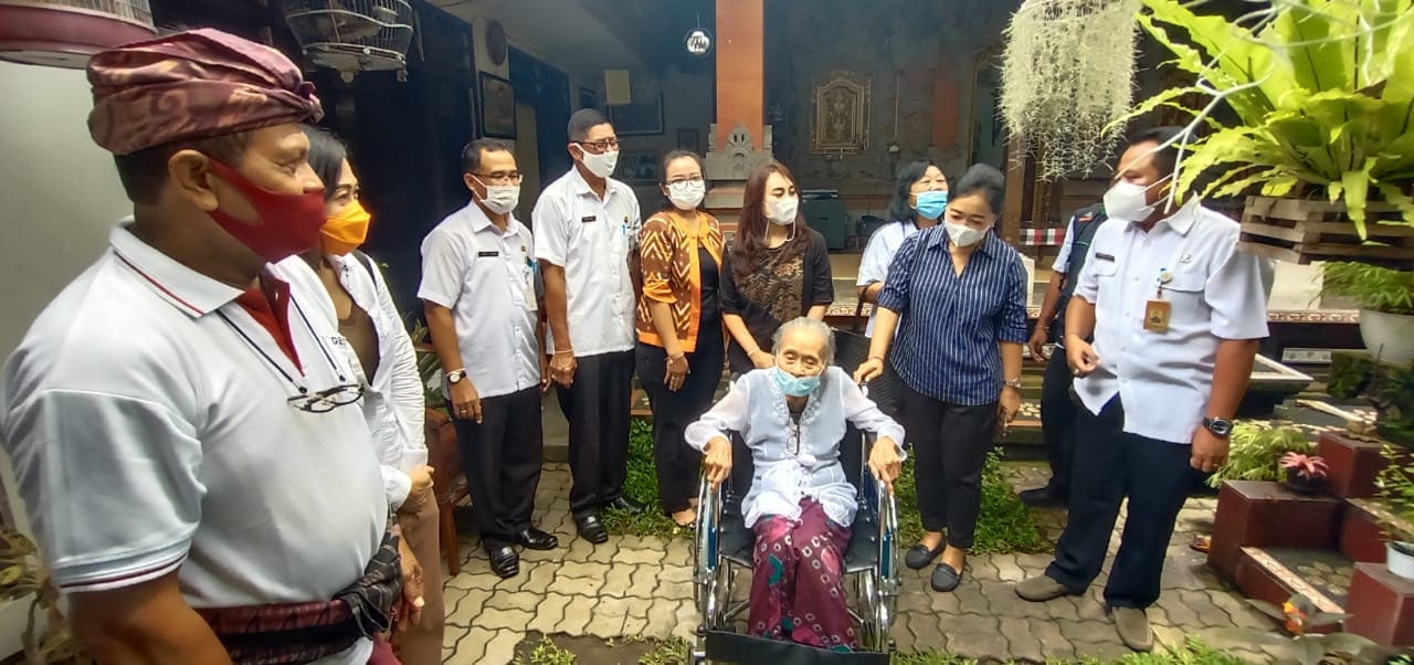 Penyerahan Kursi Roda oleh Ibu Ketua K3S Kota Denpasar