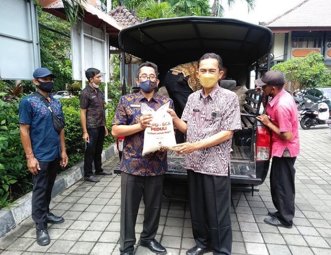 Penyerahan CSR 66 Paket Beras