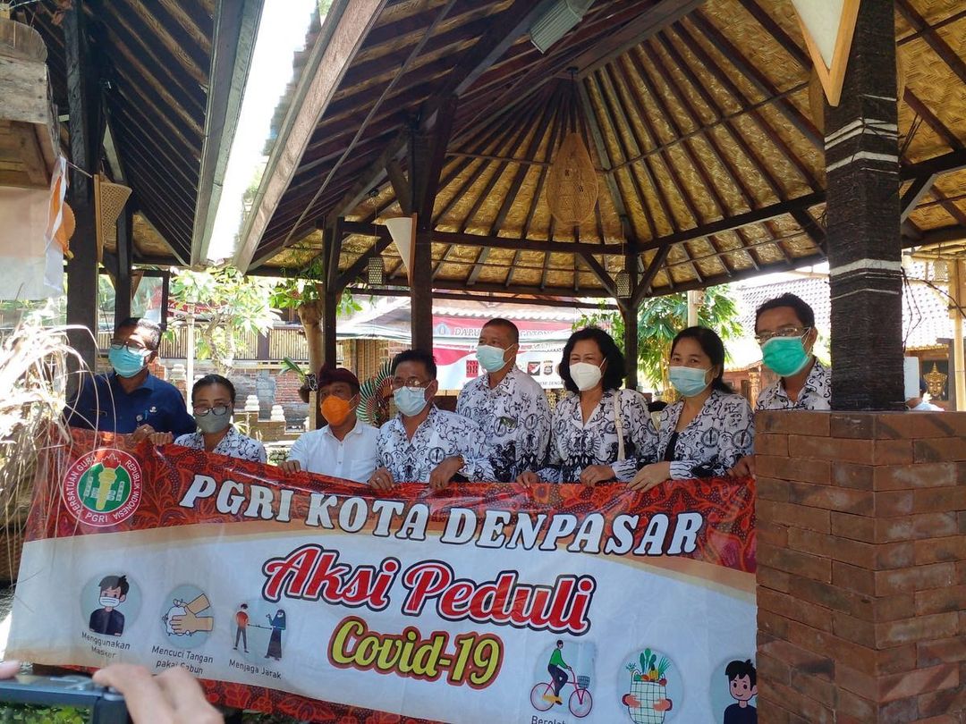 Aksi Peduli PGRI Kec. Denbar memberikan makanan di Dapur Umum Gotong Royong