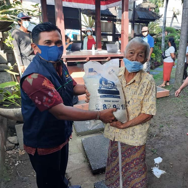 Distribusi BST Beras Bulog 10kg di Kesiman