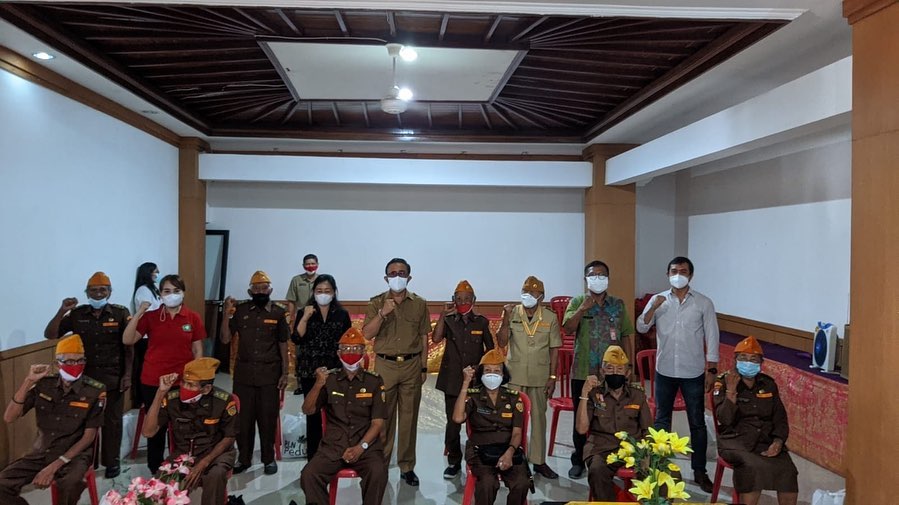 Penyerahan sembako dalam rangka HUT RI dari K3S kepada Veteran