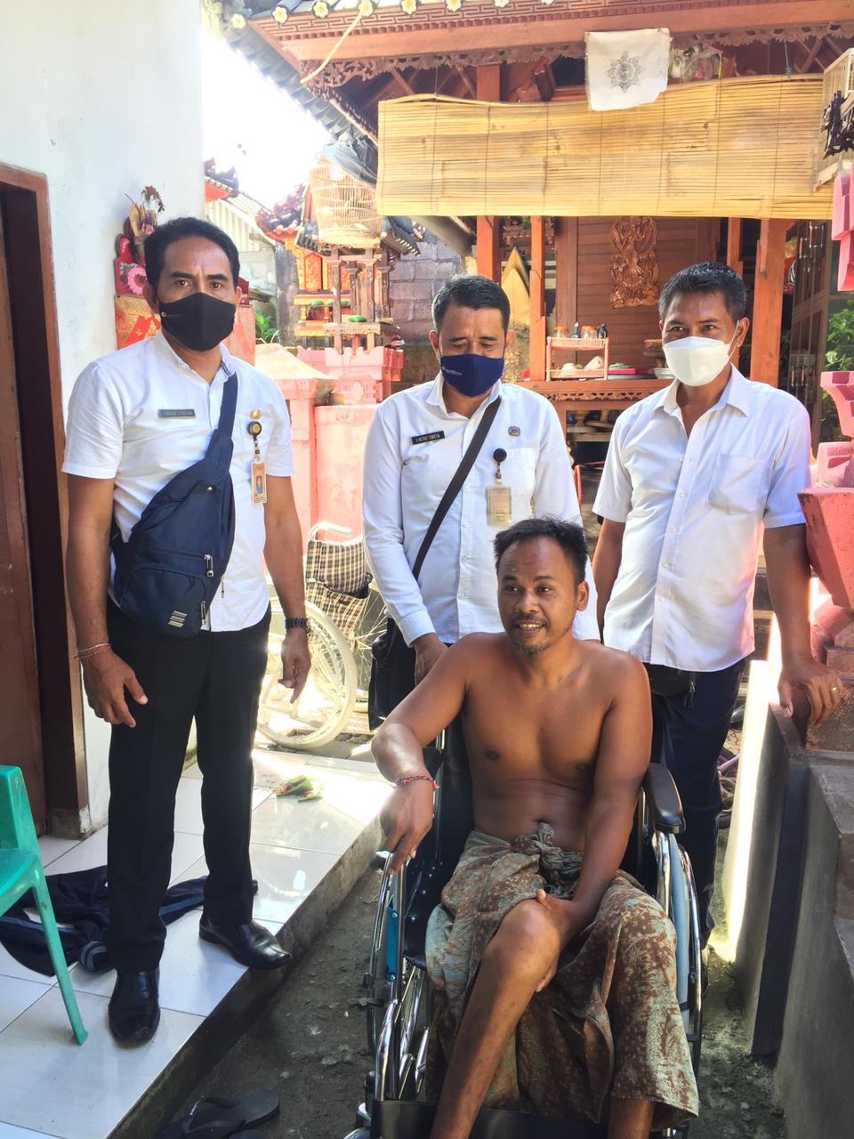 Penyerahan Kursi Roda di Kel. Serangan