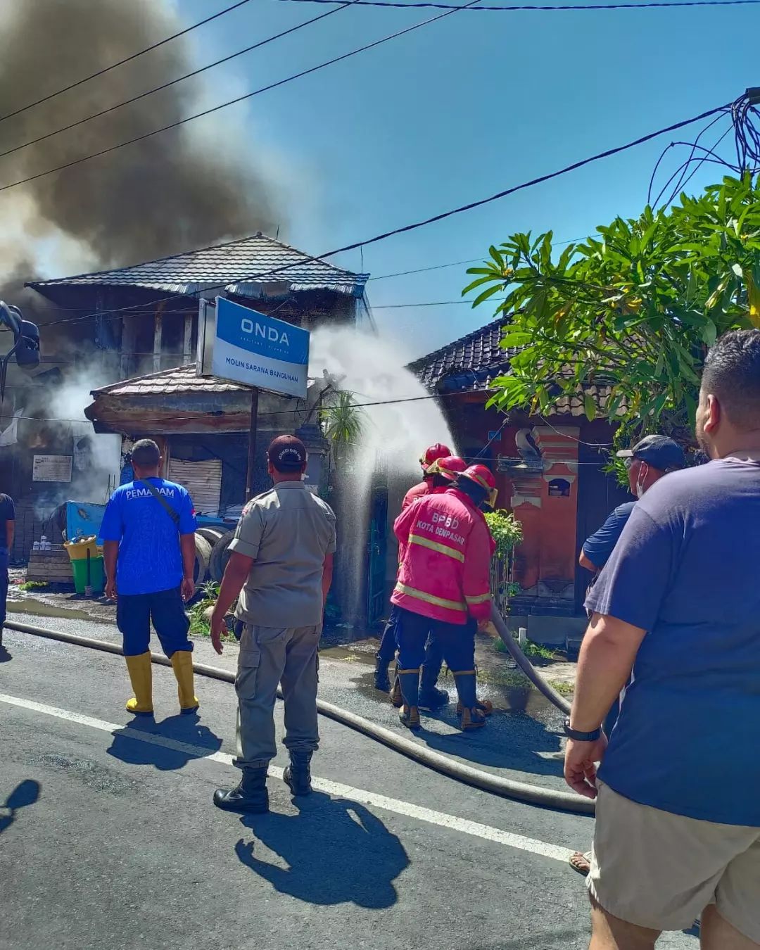 TAGANA Kota Denpasar membantu BPBD Kota Denpasar untuk Menangani Kebakaran