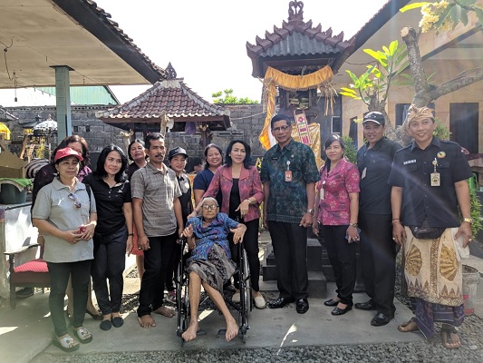 Penyerahan Alat Bantu Kesehatan di Desa Panjer