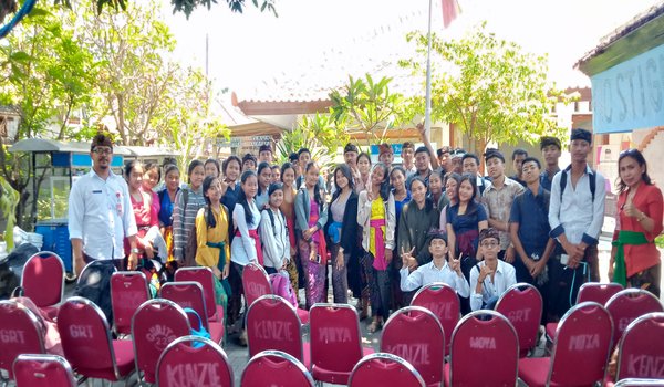 KEGIATAN SOSIALISASI DAN PELATIHAN SABLON DI RUMAH BERDAYA