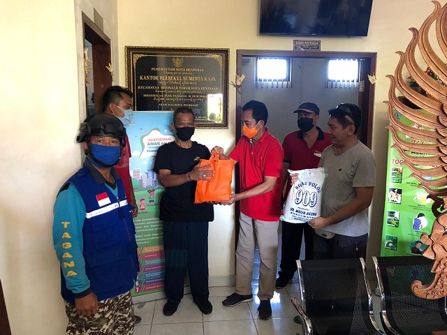 Penyerahan Sembako di Desa Sumerta Kaja