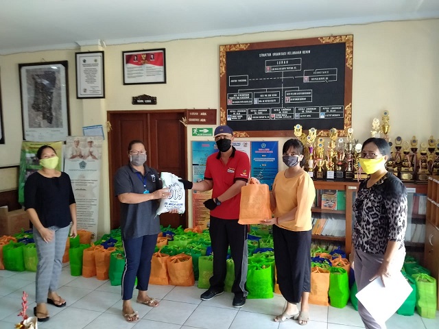 Pendistribusian Paket Sembako di Renon