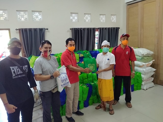 PENDISTRIBUSIAN PAKET SEMBAKO DESA KESIMAN KERTALANGU
