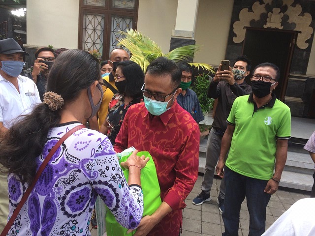 Penyerahan Sembako dan BLT di Kelurahan Peguyangan 