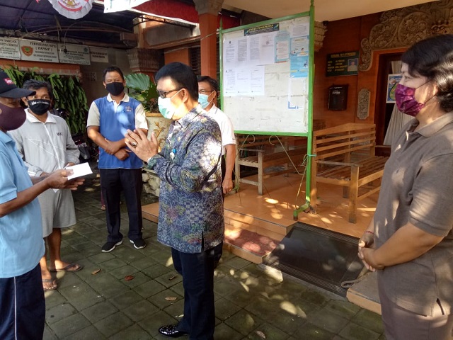 Penyerahan BLT di Kel. Pemecutan bersama Bapak Sekda