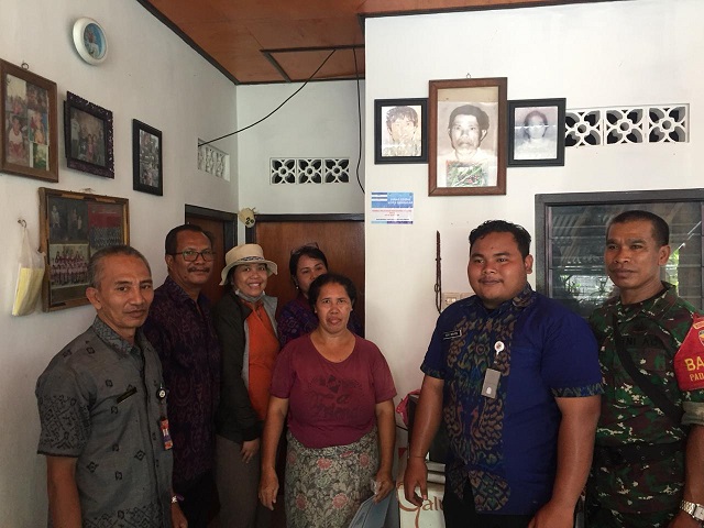 Pemasangan Sticker PMKS di Desa Kelurahan