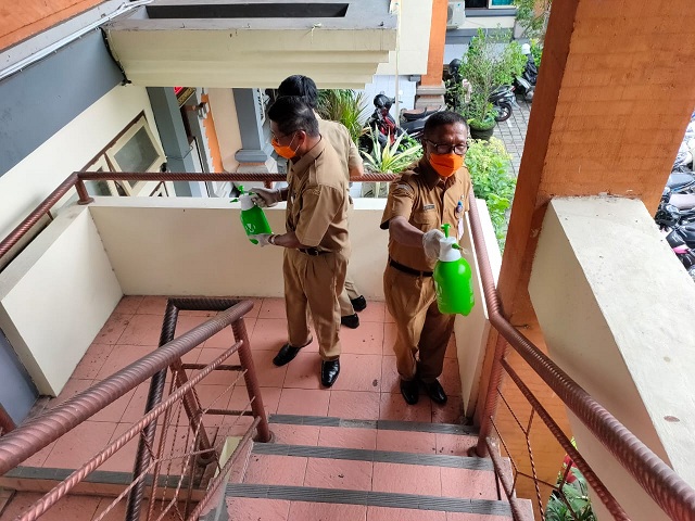 Penyemprotan Disinfektan di Dinas Sosial Kota Denpasar