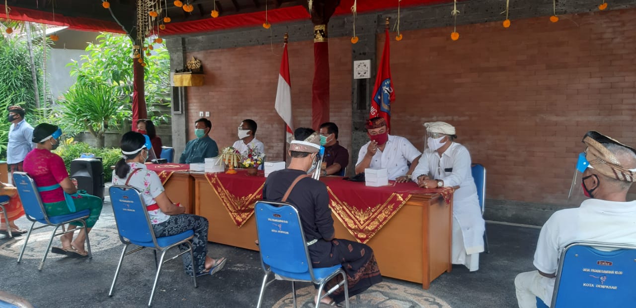 Penyerahan BLT Sektor Informal di Padangsambian Kelod