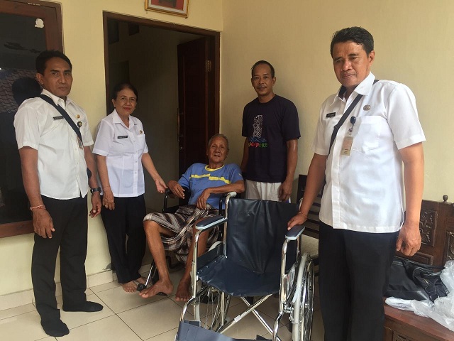 Penyerahan Alat Bantu Kursi Roda Kepada Veteran