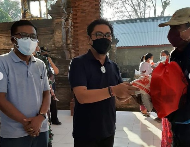 Kegiatan pemberian sembako kepada warga Banjar Tegalinggah Padangsambian Kaja