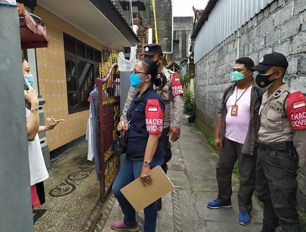 Pendataan Warga Isoman di Padang Sambian 