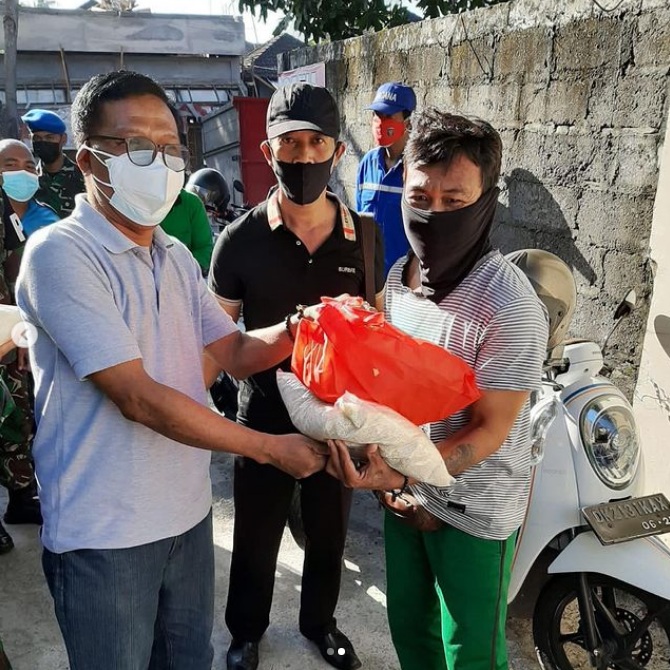 Pemberian Sembako untuk Tenaga Kebersihan