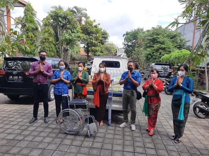 Menerima bantuan alat kesehatan dari Omsa Medic
