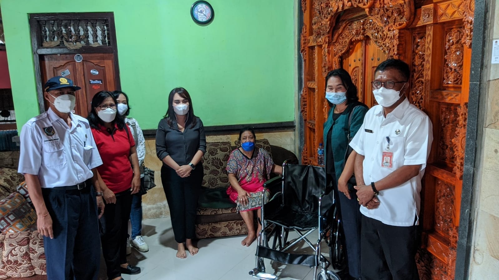 Penyerahan bantuan kursi roda dari KKKS Kota Denpasar di Penatih Dentim