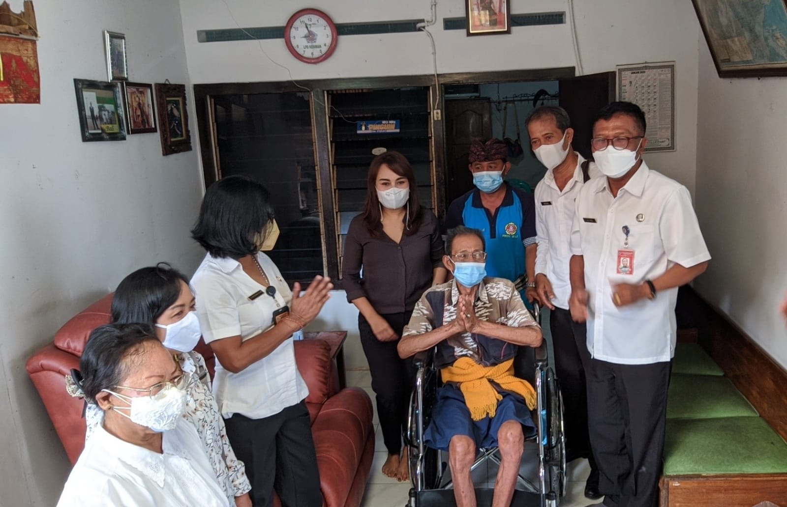 Penyerahan bantuan kursi roda dari KKKS Kota Denpasar di Banjar Ujung Dentim