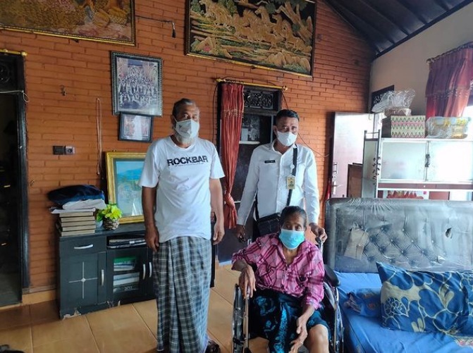 Penyerahan Bantuan Kursi Roda K3S Kota Denpasar di Kel. Peguyangan