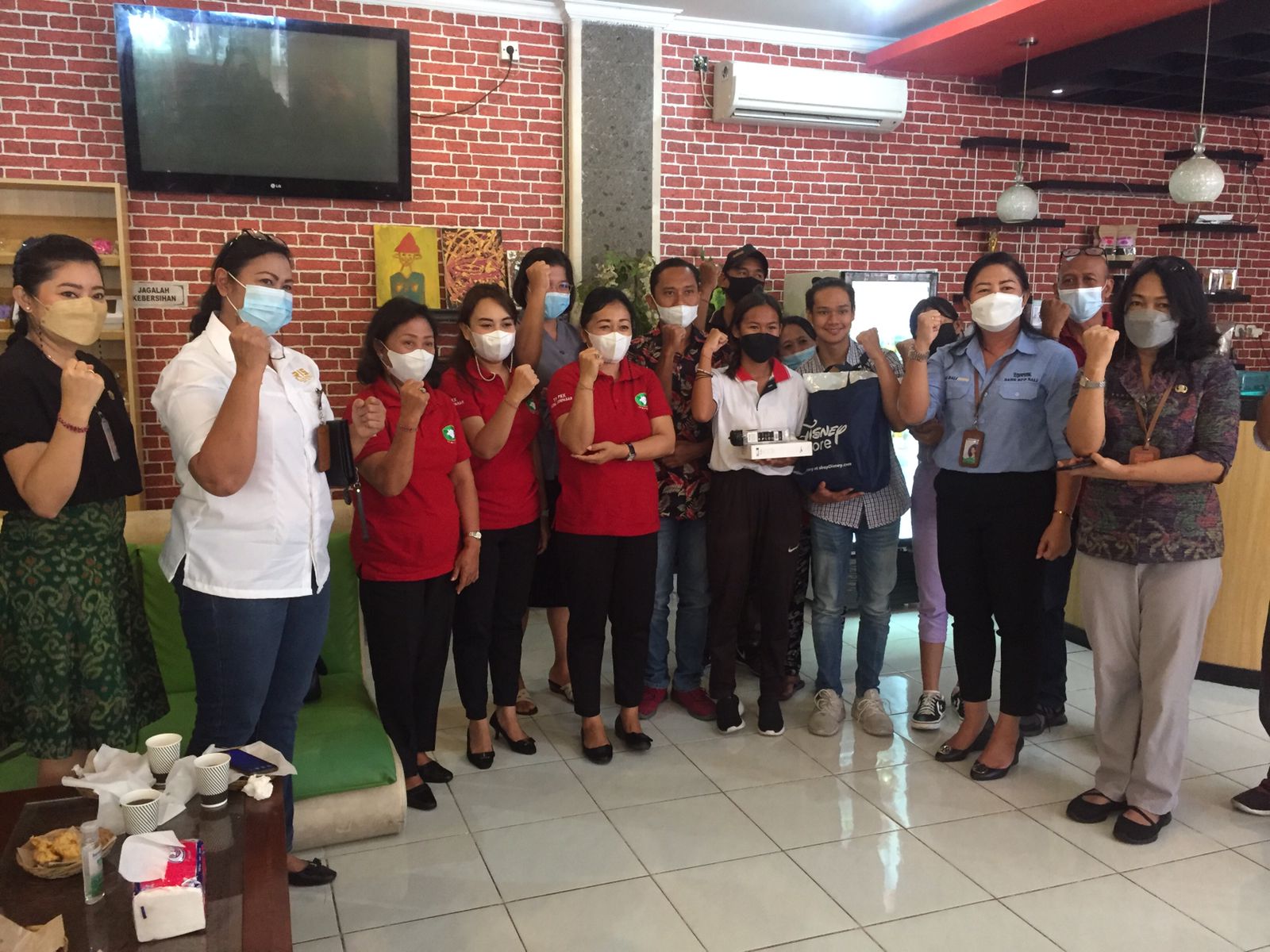 Penyerahan Bantuan Perlengkapan Renang oleh BPD Bali