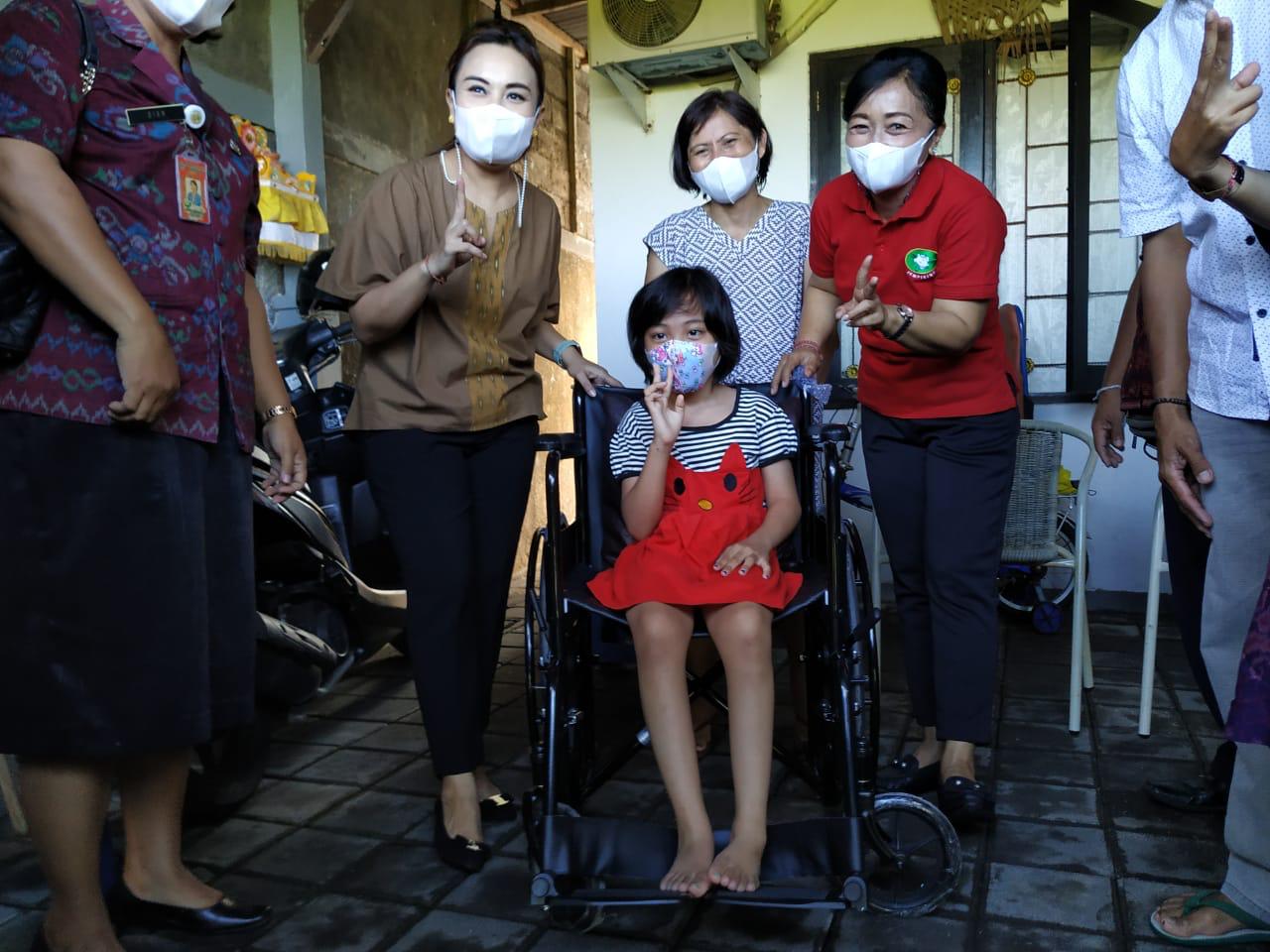 Penyerahan Bantuan Kursi Roda oleh Ibu Ketua dan Wakil K3S Kota Denpasar di Peguyangan Kangin