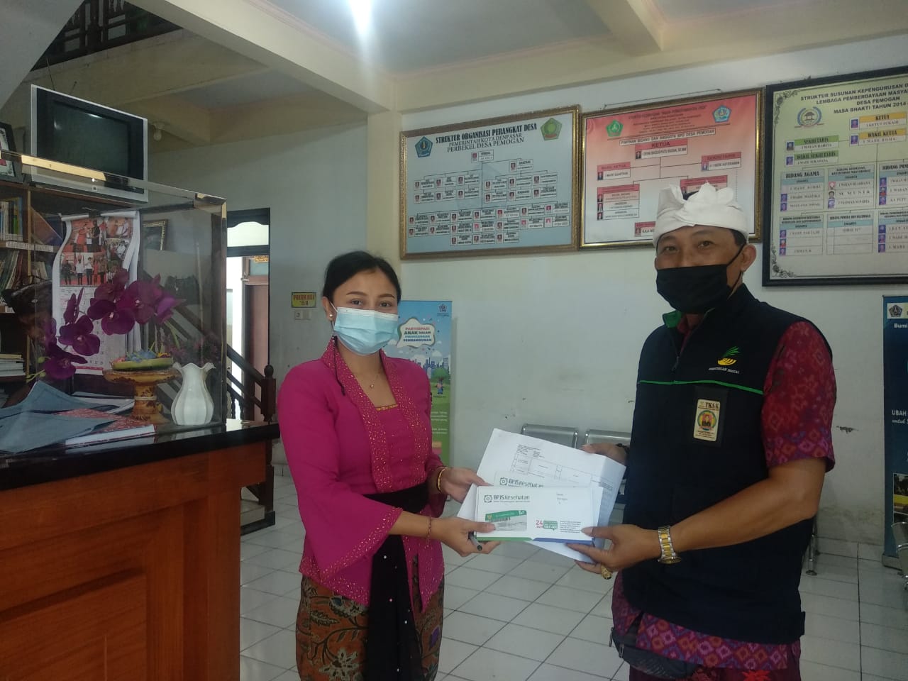 Distribusi Kartu BPJS Kesehatan (KIS) di kantor Desa Pemogan.