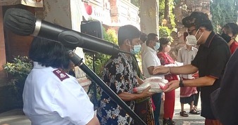 Penyerahan Bantuan Beras Secara Simbolis oleh Walikota Denpasar serta Plt Kadis Sosial Kota Denpasar