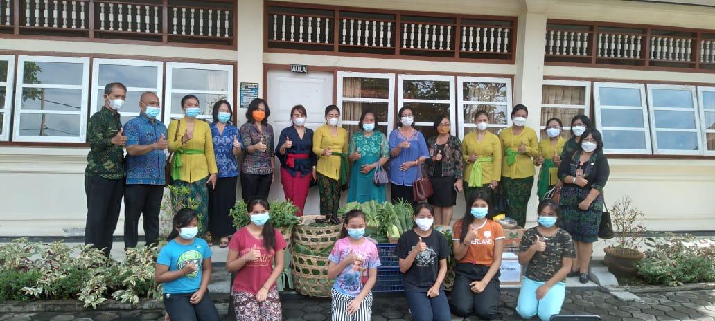 Penyerahan 100 Butir Telur oleh K3S Denpasar